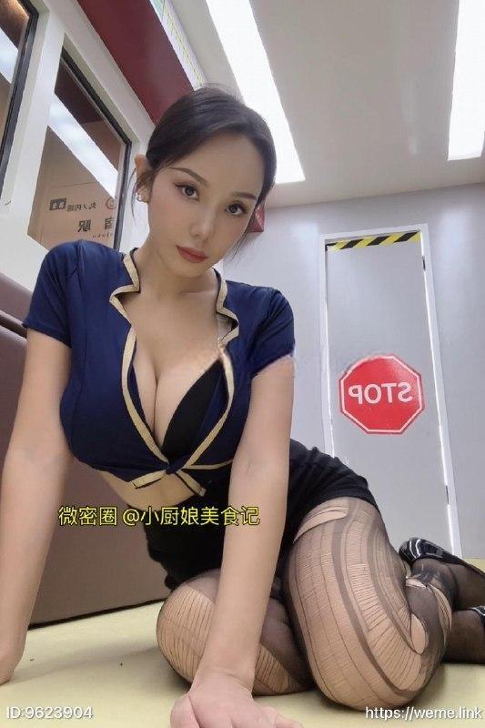小厨娘美食记金边蓝色上衣与黑色短裙，背景门面有红色标牌