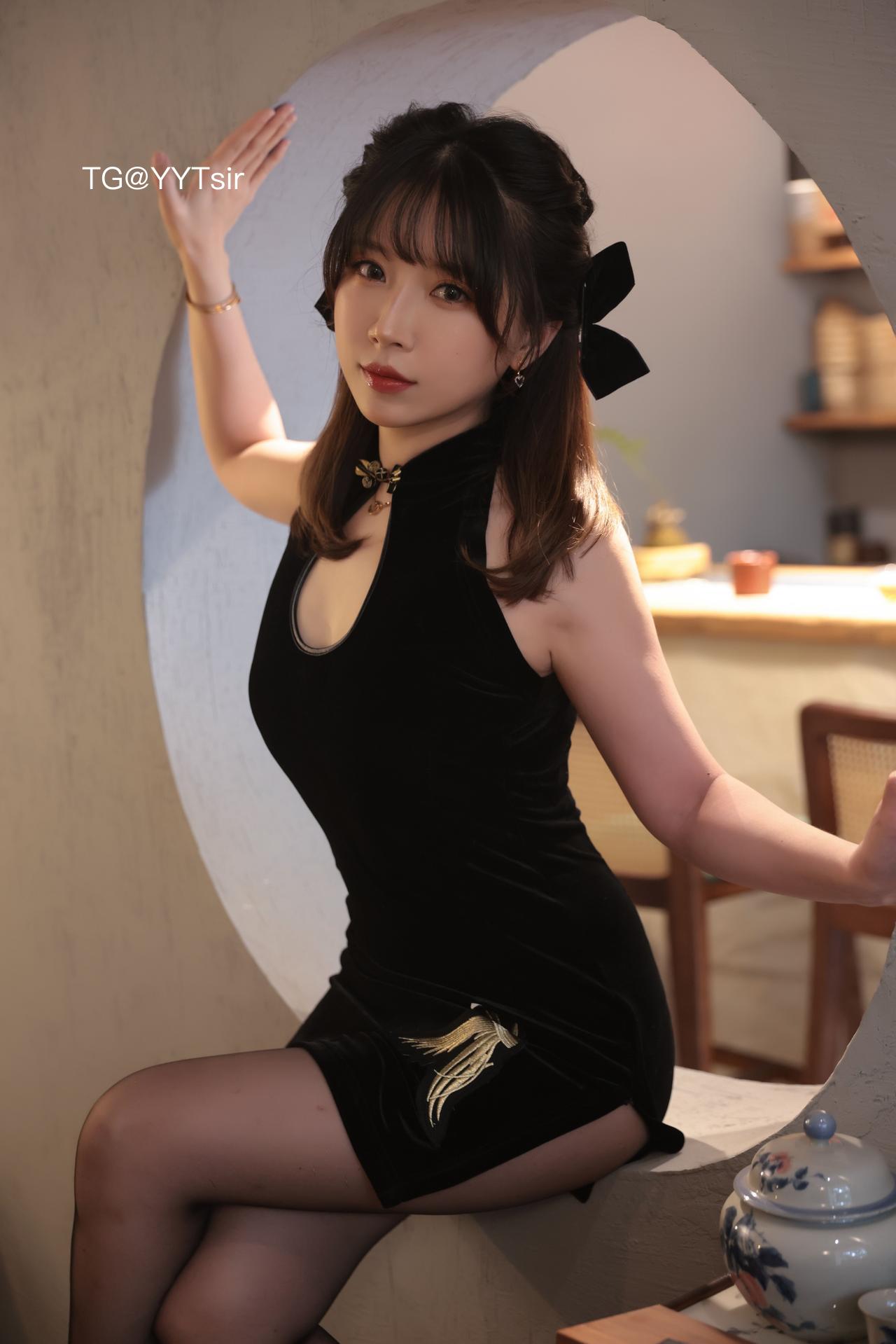 小女巫露娜 圆窗旁黑色立领金扣与黑蝴蝶结近景 小女巫露娜 圆窗旁黑色立领金扣与黑蝴蝶结近景