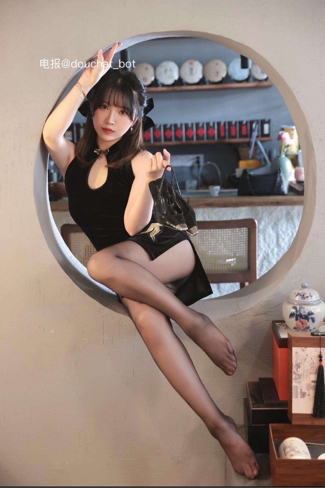 小女巫露娜 圆窗内黑旗袍金色衣摆纹样与持鞋坐姿 小女巫露娜 圆窗内黑旗袍金色衣摆纹样与持鞋坐姿