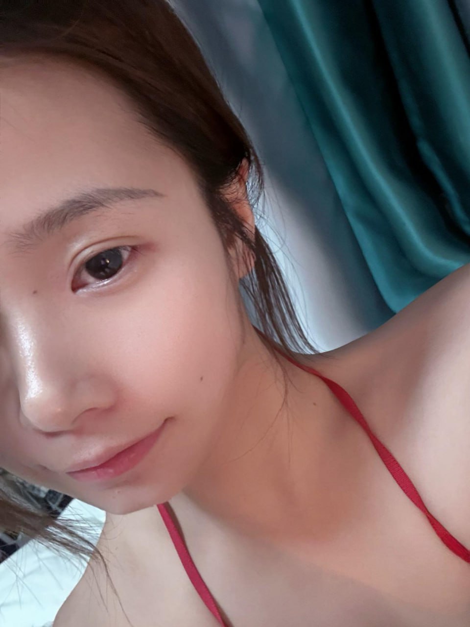 小意oO穿红色细带衣饰在蓝绿色窗帘旁拍面部近景 小意oO穿红色细带衣饰在蓝绿色窗帘旁拍面部近景