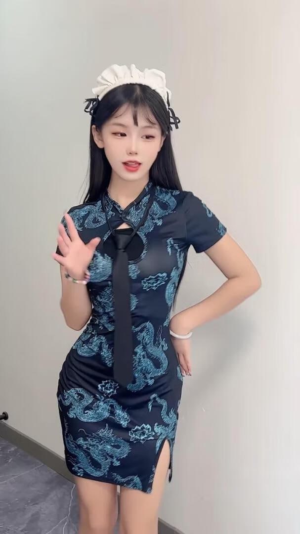 萱福晋深色蓝龙纹短裙与浅色褶边头饰的站姿