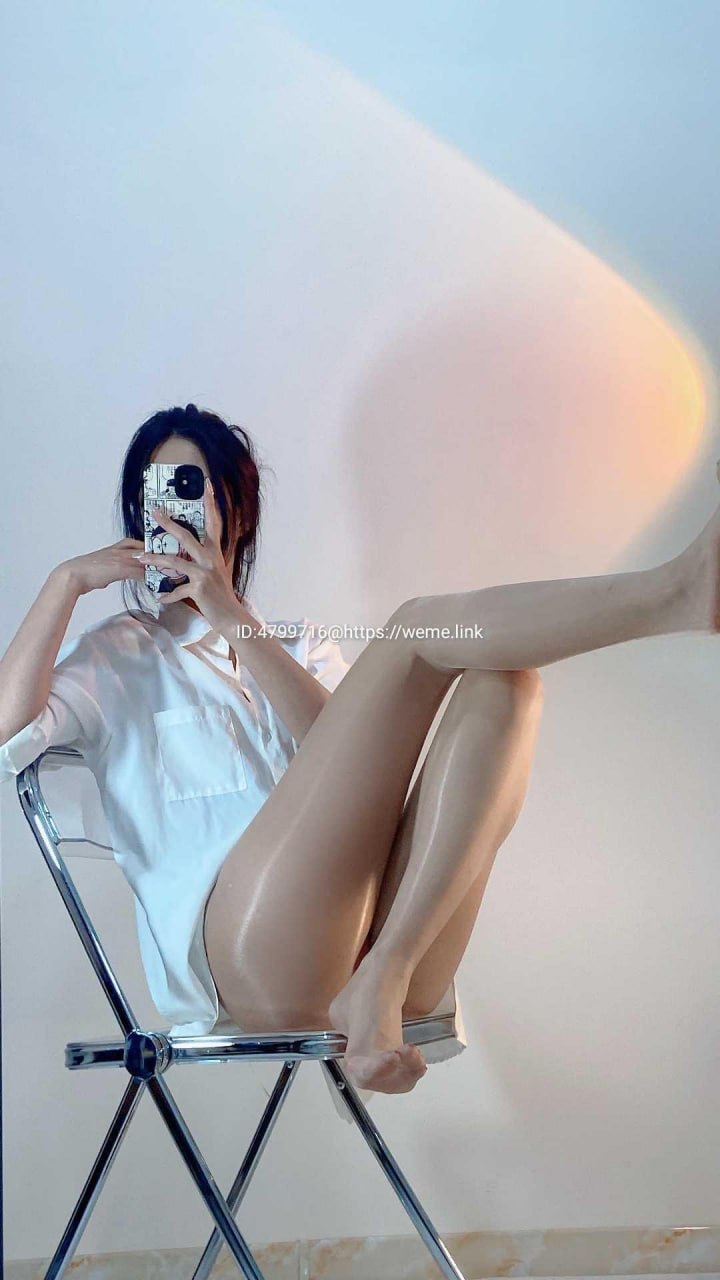徐绾绾穿白衬衫侧坐在透明椅子上,背景有暖色光影 徐绾绾穿白衬衫侧坐在透明椅子上,背景有暖色光影
