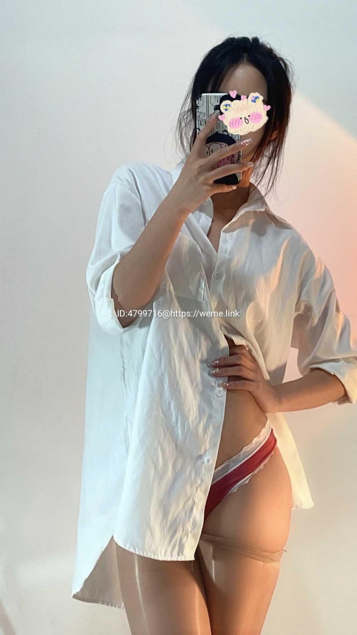 徐绾绾穿白衬衫在浅墙前对镜举手机 徐绾绾穿白衬衫在浅墙前对镜举手机