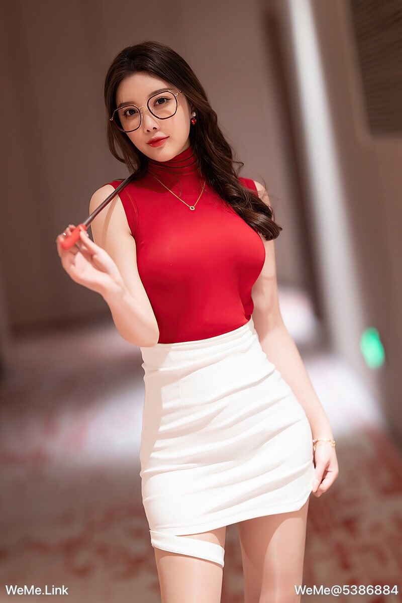 杨晨晨穿红色无袖高领配白裙戴眼镜并抬起红柄细杆 杨晨晨穿红色无袖高领配白裙戴眼镜并抬起红柄细杆