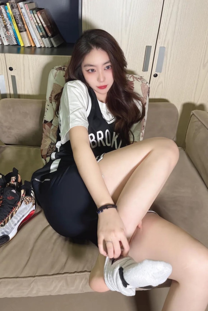 杨晚柠球衣换成水手服