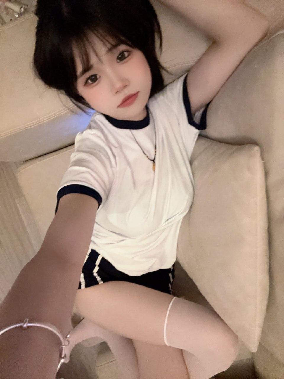 忆崽崽呀双侧发束与颈前蓝色蝴蝶结近景 忆崽崽呀双侧发束与颈前蓝色蝴蝶结近景
