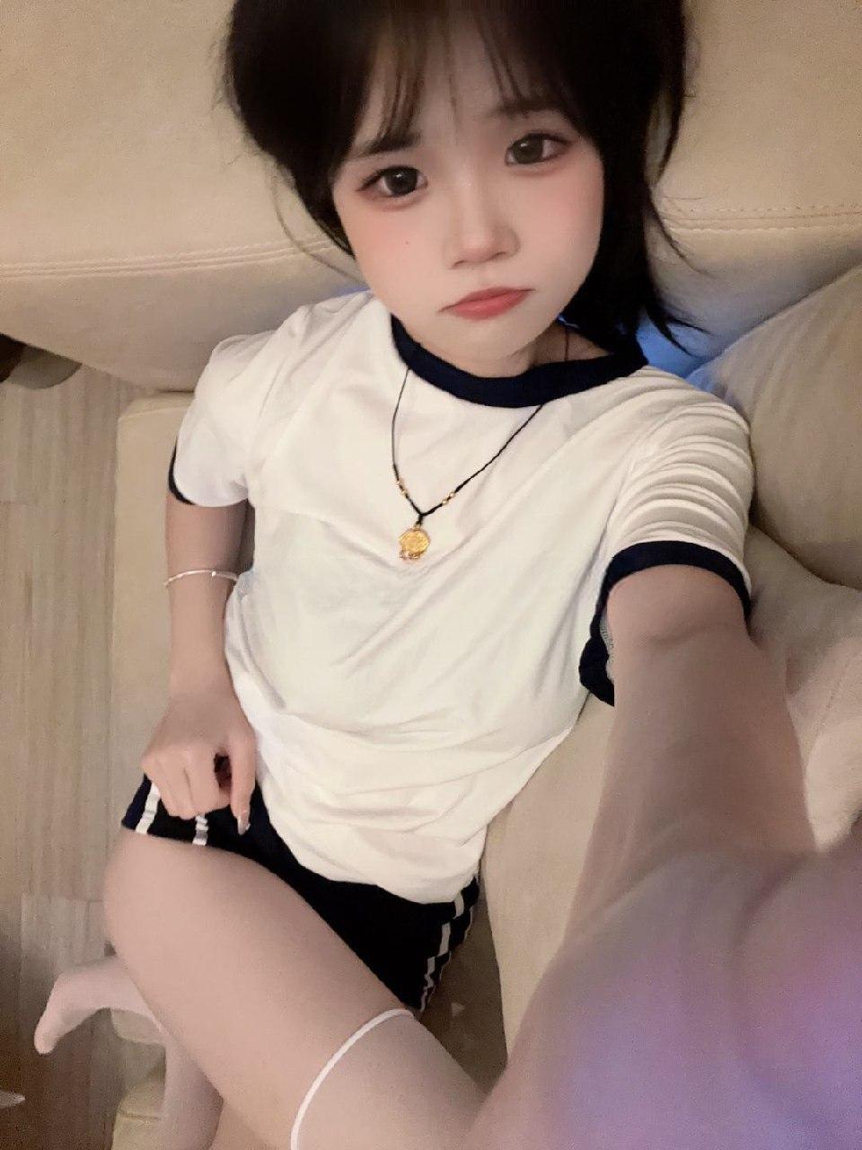 忆崽崽呀穿蓝白短袖在沙发上抬臂自拍 忆崽崽呀穿蓝白短袖在沙发上抬臂自拍