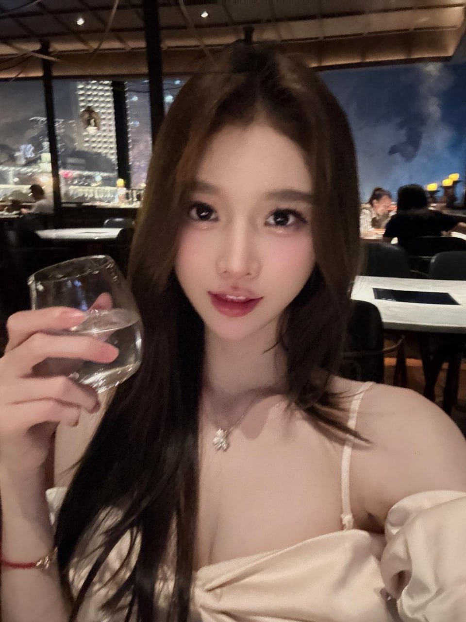 崽崽nana浅色细肩带造型举杯与项链近景 崽崽nana浅色细肩带造型举杯与项链近景