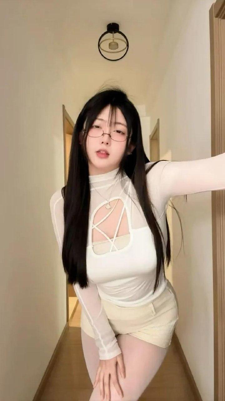 周扬青戴眼镜穿白色长袖交叉细带上衣和浅色下装站在走廊 周扬青戴眼镜穿白色长袖交叉细带上衣和浅色下装站在走廊